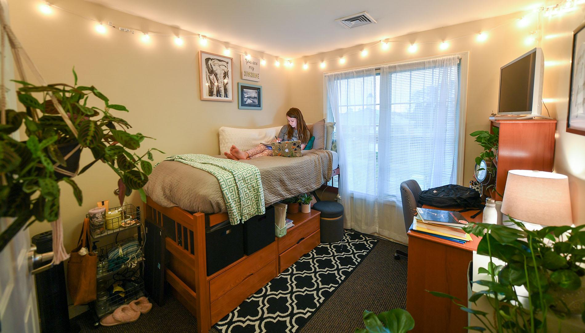 college student decorating dorm room