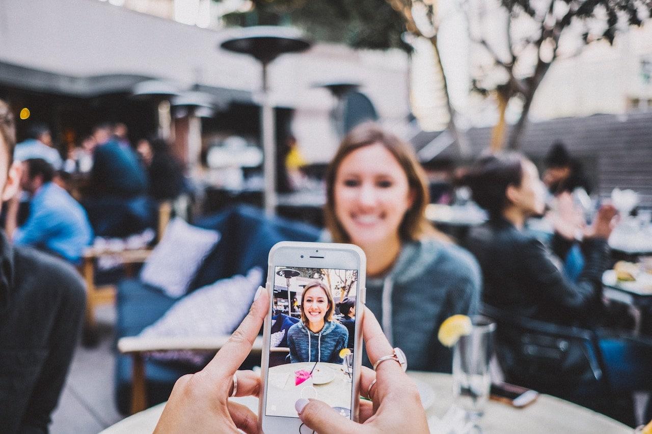 people using their phones excessively on a date