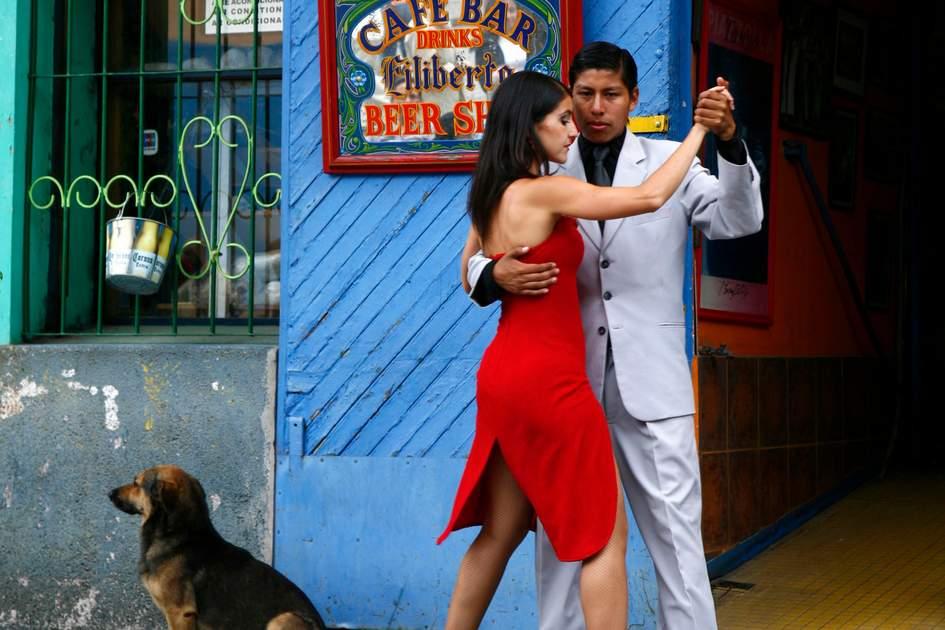 Couple dancing tango in Buenos Aires street