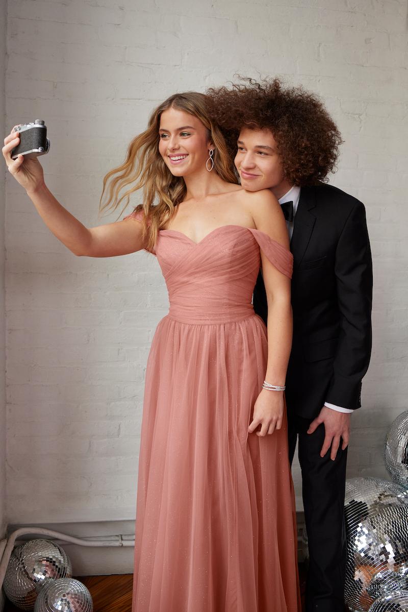 girls getting ready for prom, prom night photos