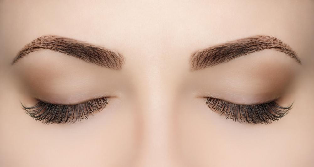 woman shaping eyebrows