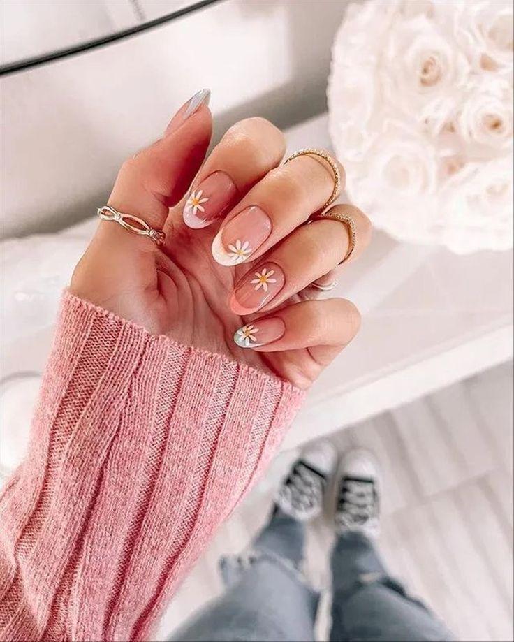 Floral nail art for graduation