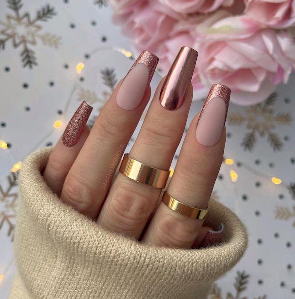 Nail art design with a chrome effect