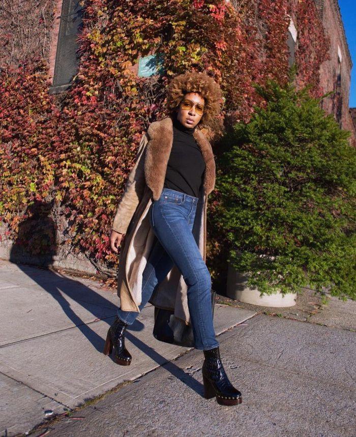 woman wearing a statement sweater with skinny jeans