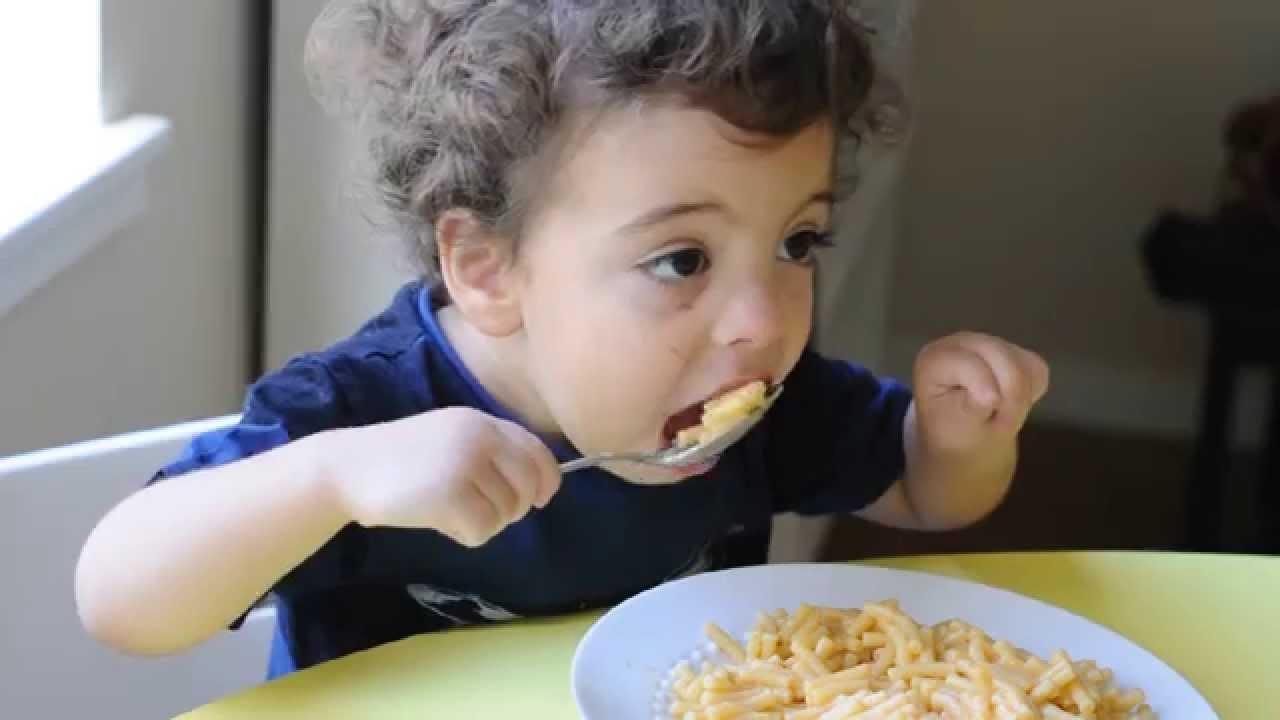 kids eating mac and cheese