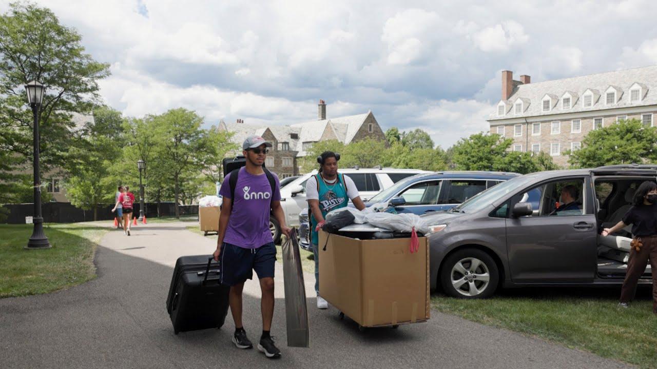 students arriving on college campus move-in day