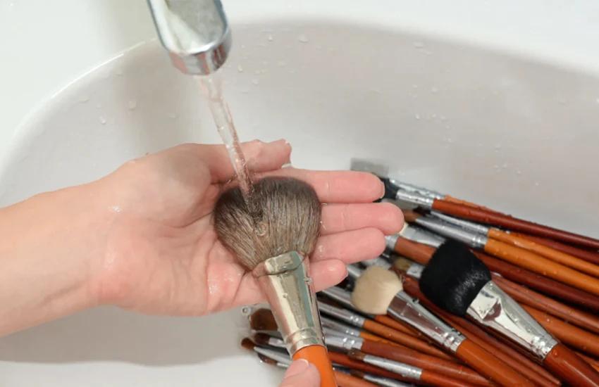 Cleaning makeup brushes