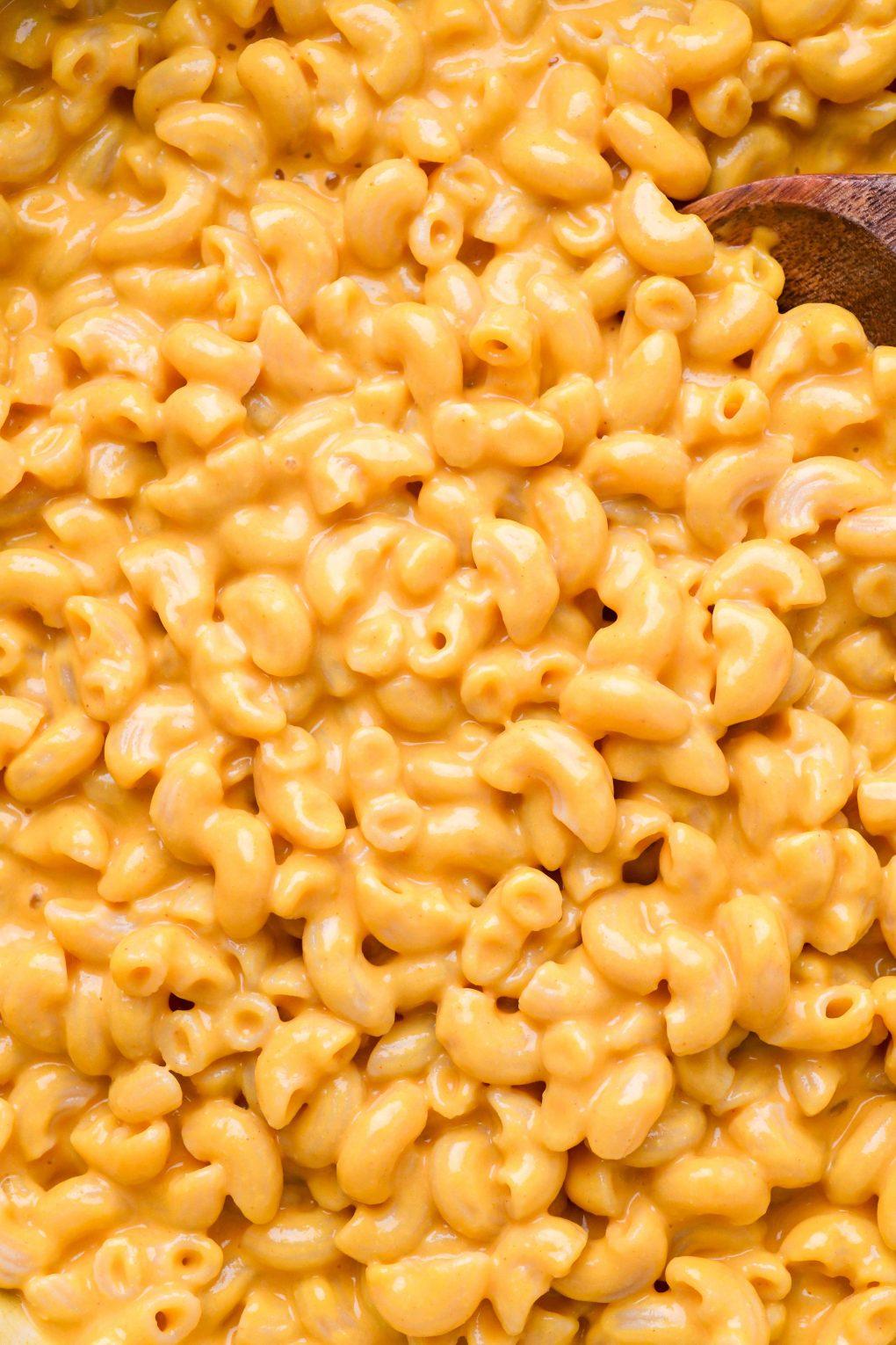 close up shot of creamy vegan mac and cheese