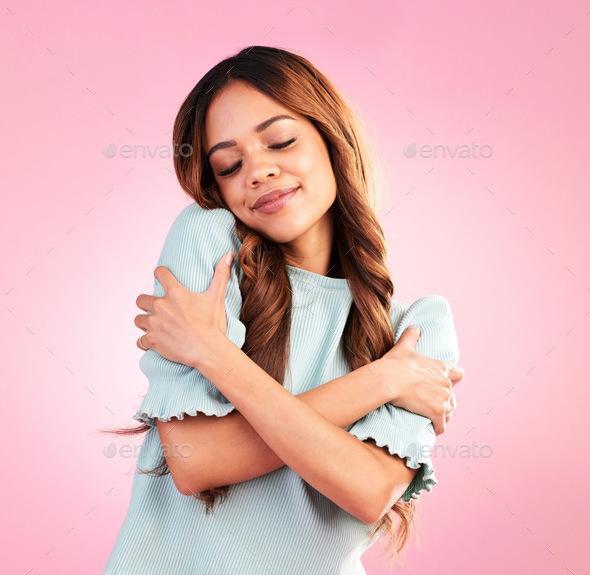 woman happily pinning on Pinterest, with a relaxed and confident expression