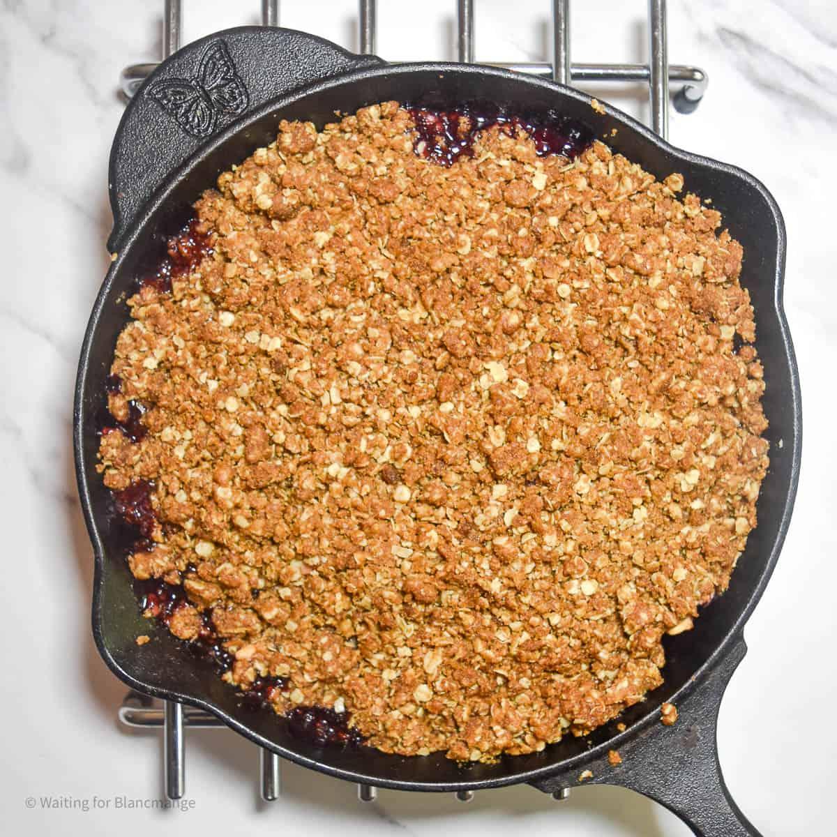 overhead shot of a freshly baked apple crisp in a cast iron skillet