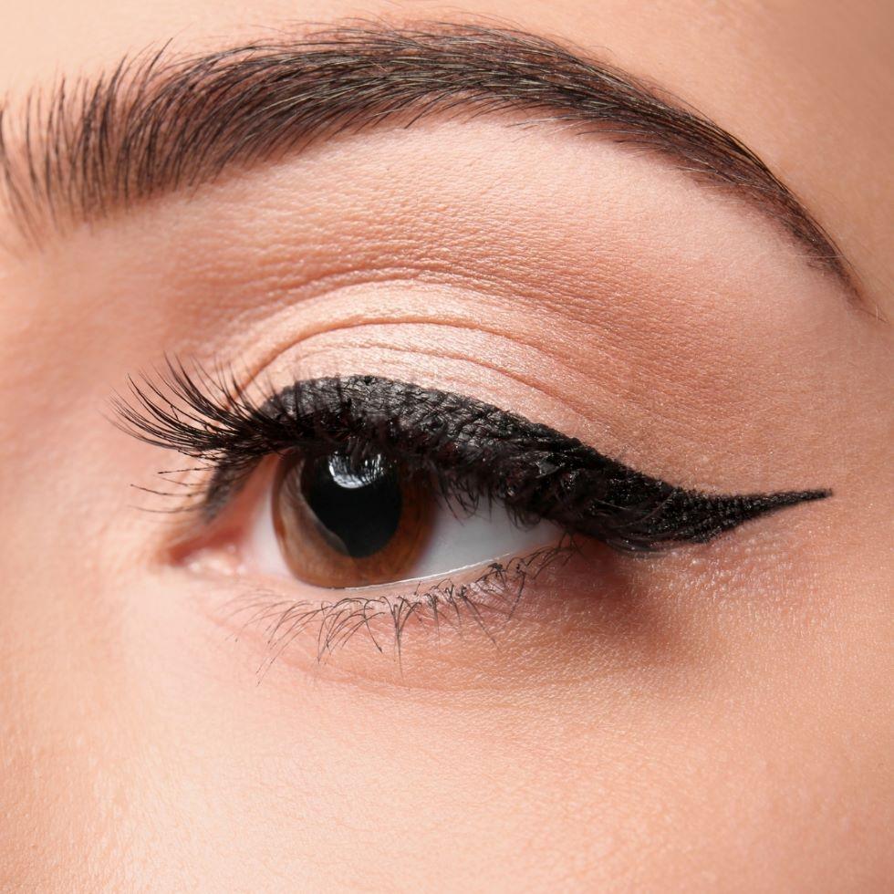 woman with perfect winged eyeliner