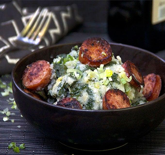 Dutch stamppot fried rice served in a bowl, garnished with crispy bacon