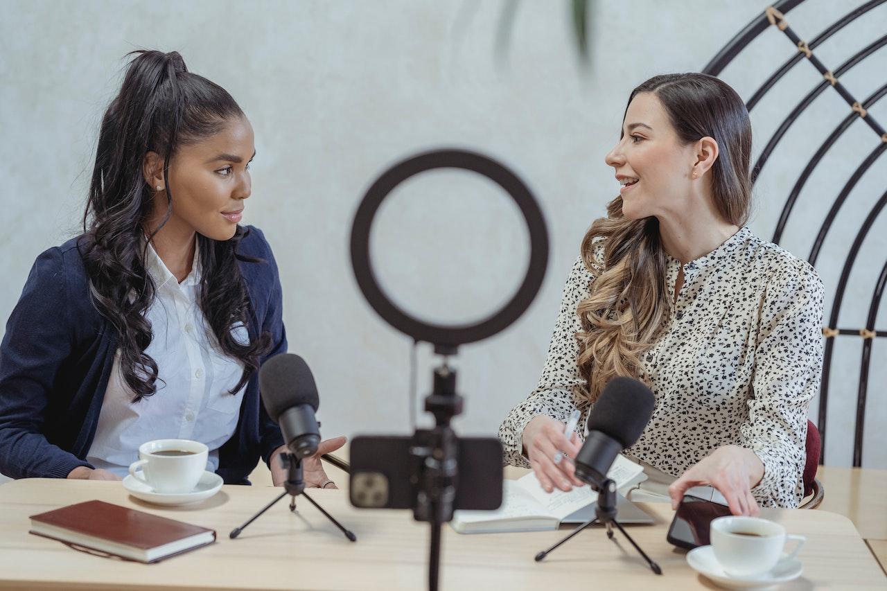 two women influencers meeting for coffee