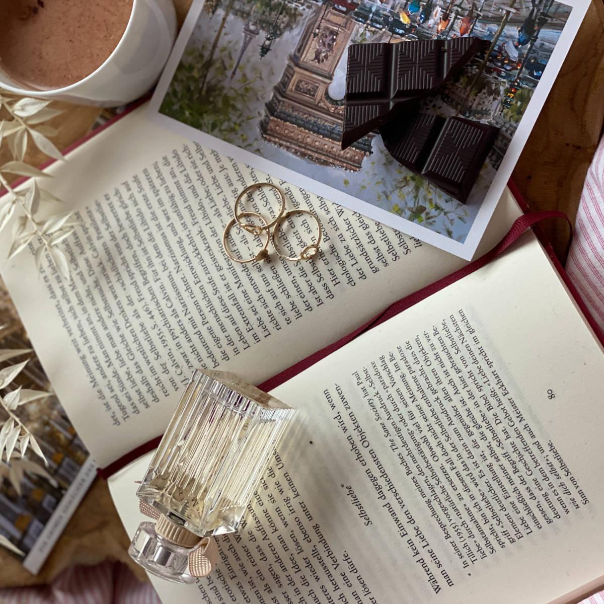 fashion blogger creating flatlay